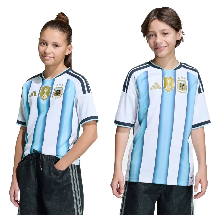 Imagem da camisa infantil Adidas da seleção Argentina mostrando ajuste e conforto